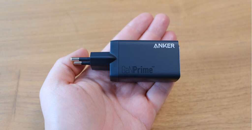 Anker 735 Charger GaNPrime 65W Ladegerät in der Hand